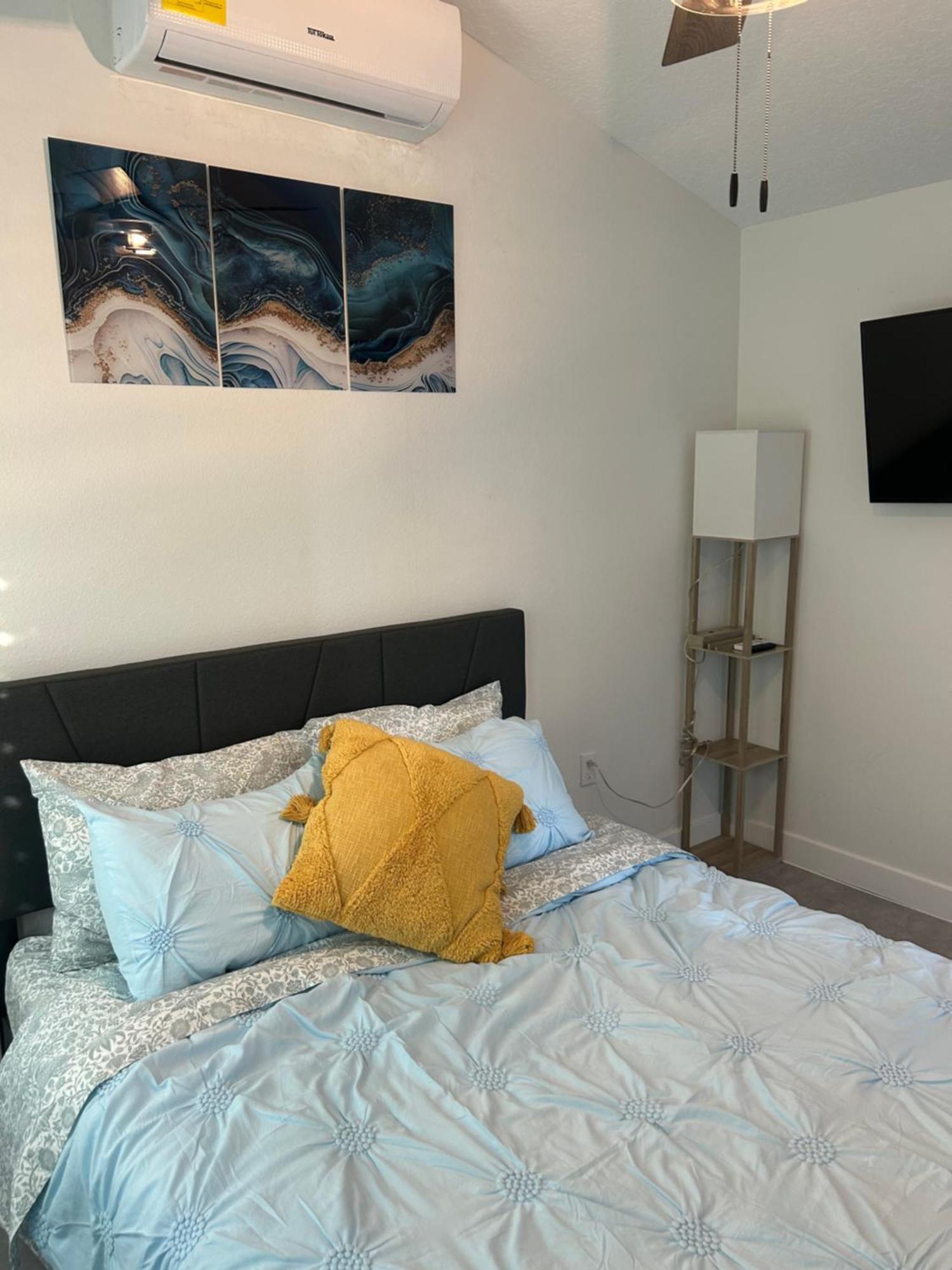 Perfect Getaway-Lovely Cottage House- Near Beaches Nokomis Buitenkant foto